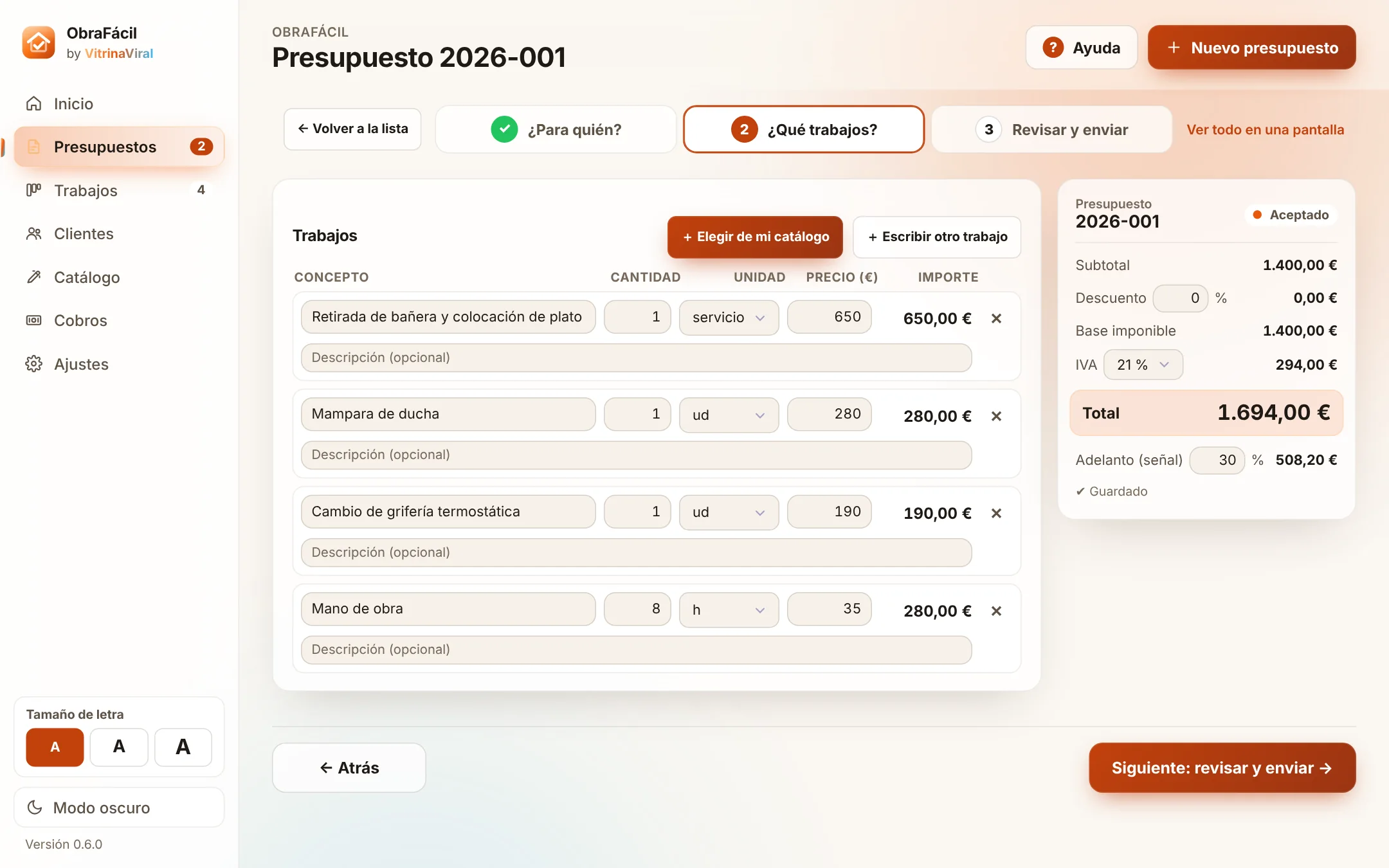 Editor de presupuestos paso a paso con las líneas de trabajo y el total con IVA